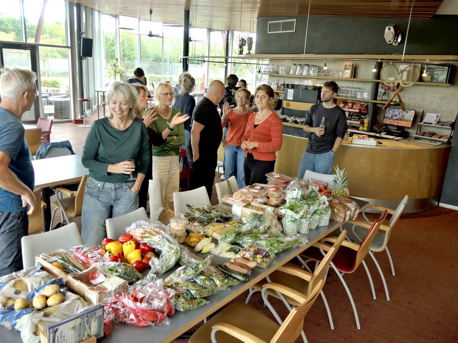 De buit van opgehaalde boodschappen uitgestald op een lange tafel