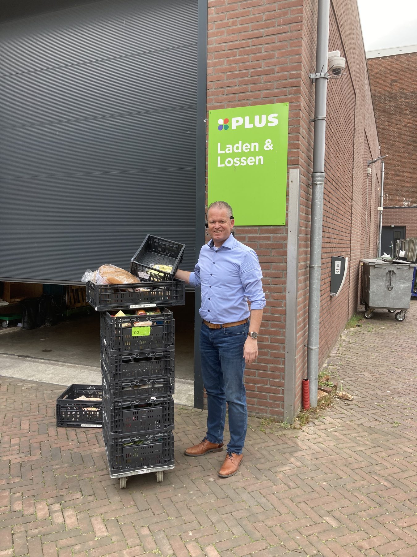 Kratten met overgebleven boodschappen bij de PLUS supermarkt